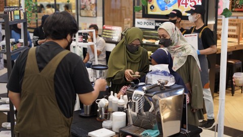 Foto: Aksi Barista Meracik Kopi di Pesta Kopi Mandiri 2022 (4)