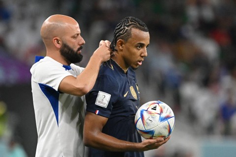 Jules Kounde Dipaksa Copot Kalung di Tengah Pertandingan, Bagaimana Aturannya?