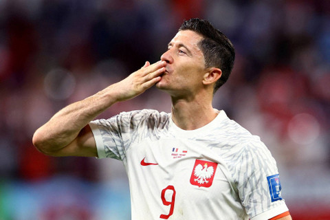 Pemain Polandia Robert Lewandowski setelah pertandingan saat Polandia tersingkir dari Piala Dunia 2022, di Stadion Al Thumama, Doha, Qatar, Minggu (12/4/2022). Foto: Bernadett Szabo/REUTERS
