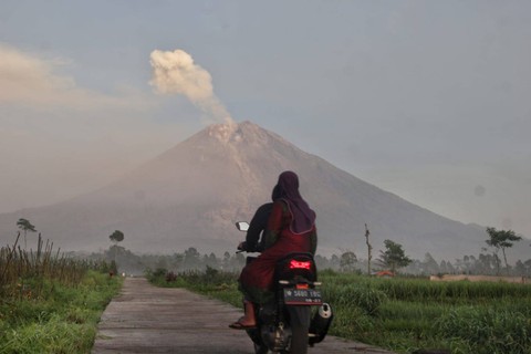 Kondisi terkini pasca erupsi gunung semeru di desa Supiturang, Kecamatan Pronojiwo, Lumajang, Senin (5/12/2022). Foto: Rubianto/Tugu Malang
