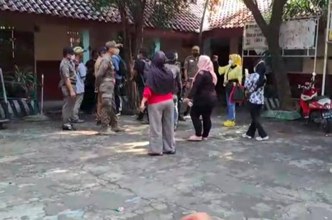 Relokasi SDN Pondok Cina 1 Diadang: Wali Murid Protes; Satpol PP Pilih Mundur (2)