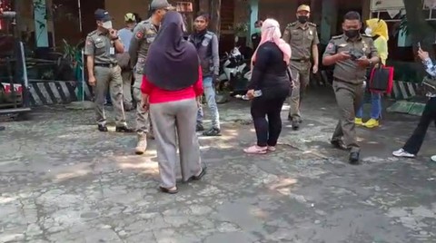 Ortu Murid Cekcok dengan Satpol PP di SDN Pondok Cina 1 Depok saat Siswa Ujian