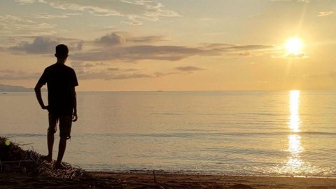Berkemah Sembari Menikmati Senja di Pantai Batu Lombeng, Mamuju