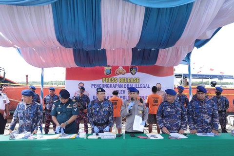 Polisi Gagalkan Penyelundupan 268 Ribu Liter BBM Oplosan di Belawan Sumut (1)