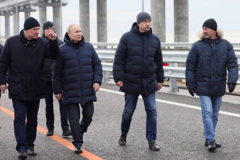 Kendarai Mercy, Putin Kunjungi Jembatan Krimea yang Dibom pada Oktober Lalu (1)
