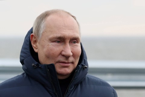 Presiden Rusia Vladimir Putin mengunjungi jembatan yang menghubungkan daratan Rusia dengan Semenanjung Krimea melintasi Selat Kerch. Foto: Sputnik/Pool via REUTER