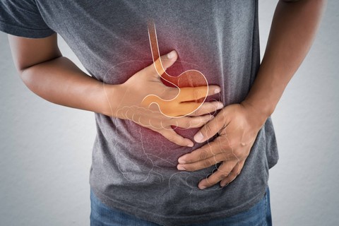 Ilustrasi sakit perut. Foto: Shutterstock
