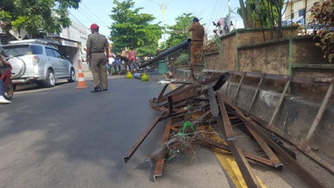 Tidak Miliki Izin, Ratusan Reklame di Indramayu Ditertibkan