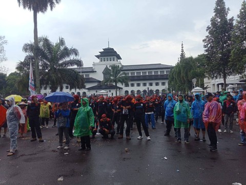 Buruh di Jabar Demo Tuntut UMK 2023 Naik 10 Persen (1)