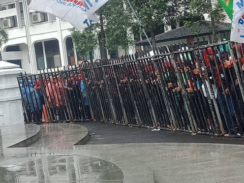 Buruh di Jabar Demo Tuntut UMK 2023 Naik 10 Persen