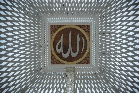 Ornamen dalam Masjid Al Jabbar di Cimincrang, Bandung, Jawa Barat, Selasa (6/12/2022). Foto: Raisan Al Farisi/Antara Foto