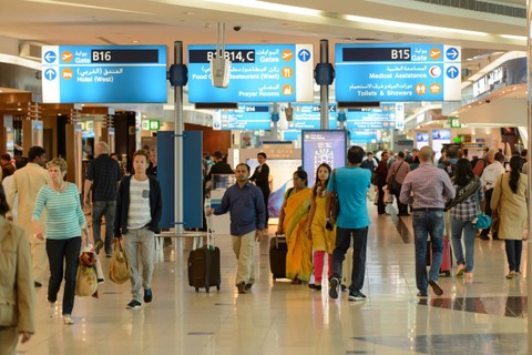 Ilustrasi para penumpang di Bandara Internasional Dubai. Foto: Sorbis/Shutterstock