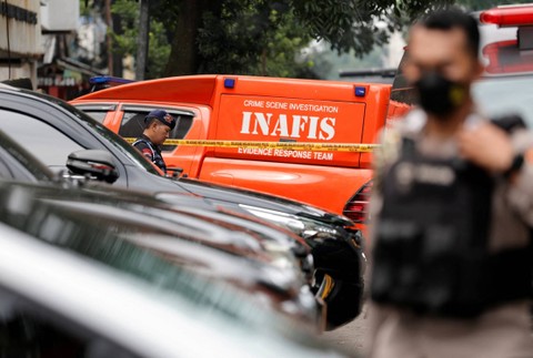 Petugas INAFIS Polda Jabar tiba di kawasan Astana Anyar, Bandung, Jawa Barat, usai ledakan bom bunuh diri, Rabu (7/12/2022). Foto: Willy Kurniawan/REUTERS