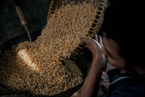 Pengrajin tahu menyelesaikan pembuatan tahu di pabrik kawasan Duren Tiga, Jakarta Selatan, Rabu (7/12/2022). Foto: Jamal Ramadhan/kumparan