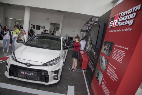 Pengunjung melihat mobil Toyota Yaris GR Sport  di Cabang Auto2000 Tebet Saharjo, Jakarta, Rabu (7/12). Foto: Aditia Noviansyah/kumparan