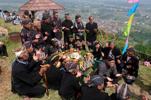 Warga berdoa bersama saat tradisi Merti Desa Petarangan di puncak bukit Botorono kawasan lereng gunung Sumbing, Petarangan, Kledung, Temanggung, Jateng, Rabu (7/12/2022).  Foto: Anis Efizudin/ANTARA FOTO