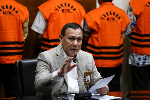 Ketua KPK Firli Bahuri memberikan keterangan pers terkait penangkapan Bupati Bangkalan Abdul Latif Amin Imron di Gedung Merah Putih KPK, Jakarta, Rabu (7/12/2022).  Foto: Rivan Awal Lingga/ANTARA FOTO