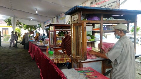 Warga Purwosari Gelar Makan Gratis dan Nonton Bareng Pernikahan Kaesang-Erina (1)
