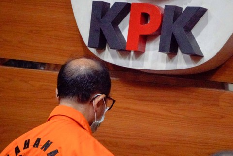 Hakim Agung Gazalba Saleh mengenakan rompi oranye saat konferensi pers KPK, Jakarta, Kamis (8/12/2022). Foto: Jamal Ramadhan/kumparan