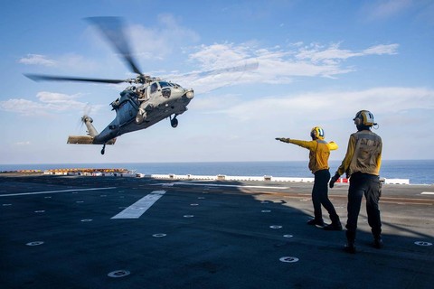 Korps Marinir dan Angkatan Laut AS memulai latihan Cooperation Afloat Readiness and Training (CARAT) Indonesia 2022 bersama TNI Angkatan Laut dan Korps Marinir (KORMAR RI) di Surabaya pada 7 Desember 2022. Foto: Dok. US Navy
