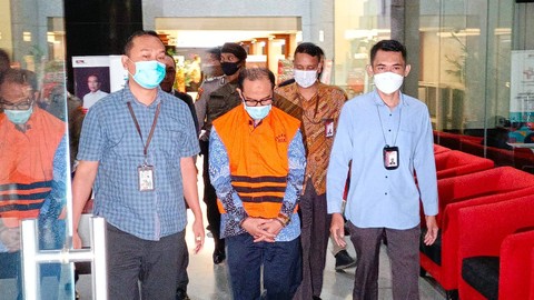 Hakim Agung Gazalba Saleh Digiring Menuju Mobil Tahanan. Foto: Aprilandika Hendra Pratama/kumparan