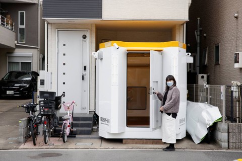 Foto: Seorang Warga di Tokyo Beli Tempat Perlindungan dari Bom