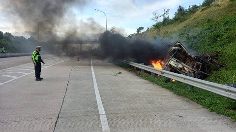Sopir Selamat, Ini Penyebab Truk Kebakaran dan Masih Melaju di Tol Lampung (1)