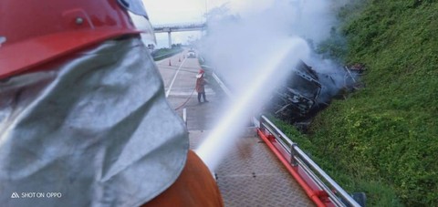Sopir Selamat, Ini Penyebab Truk Kebakaran dan Masih Melaju di Tol Lampung (3)
