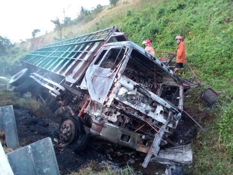 Sopir Selamat, Ini Penyebab Truk Kebakaran dan Masih Melaju di Tol Lampung (4)