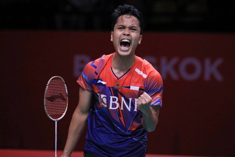 Pebulutangkis tunggal putra Indonesia Anthony Sinisuka Ginting berselebrasi usai mengalahkan pemain Taiwan Chou Tien Chen pada pertandingan kedua fase grup B BWF World Tour Finals 2022 di Nimibutr Arena, Bangkok, Thailand, Kamis (8/12/2022). Foto: Humas PBSI/HO ANTARA FOTO