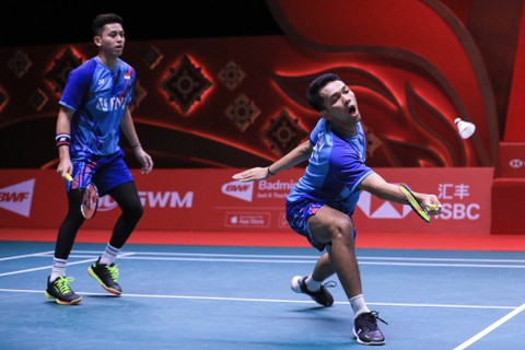 Pebulutangkis ganda putra Indonesia Fajar Alfian (kanan) dan Muhammad Rian Ardianto (kiri) dalam pertandingan kedua fase grup A BWF World Tour Finals 2022 di Nimibutr Arena, Bangkok, Thailand, Kamis (8/12/2022). Foto: ANTARA FOTO/Handout/Humas PBSI