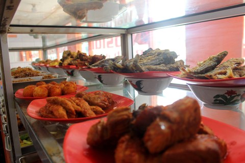 Dari Nasi Telur sampai Jengkol, Apa Menu Terfavorit di Warteg?