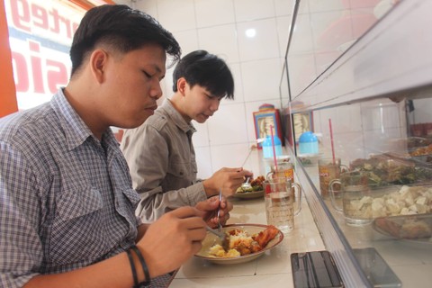 Dari Nasi Telur sampai Jengkol, Apa Menu Terfavorit di Warteg? (2)
