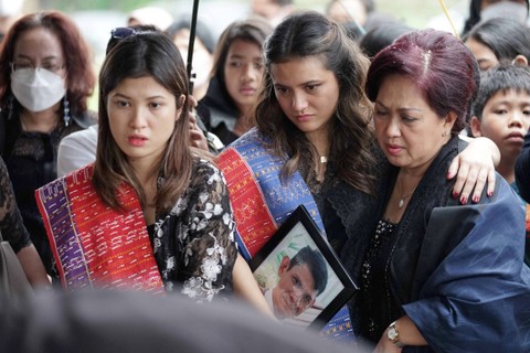 Foto: Momen Marsha Aruan Mengantar Ayahnya ke Peristirahatan Terakhir