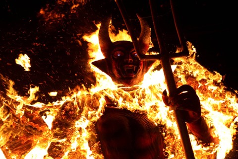 Foto: Warga Guatemala Jalani Tradisi 'Pembakaran Iblis' Jelang Natal