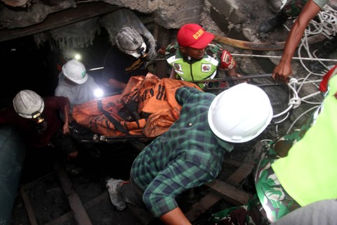 Foto: Proses Evakuasi Korban Ledakan Tambang Batu Bara di Sawahlunto
