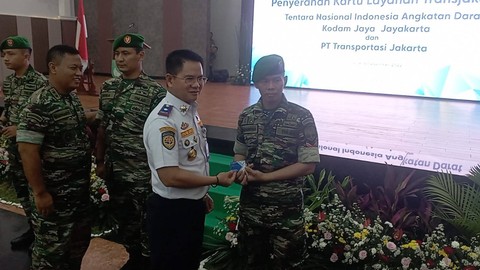 PT Transjakarta Bagikan 3.620 Kartu Layanan Gratis ke Anggota Kodam Jaya (1)