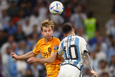 Pemain Timnas Argentina Lionel Messi berebut bola dengan pemain Timnas Belanda Frenkie de Jong pada pertandingan perempat final Piala Dunia 2022 Qatar di Stadion Lusail, Doha, Qatar. Foto: Kai Pfaffenbach/REUTERS