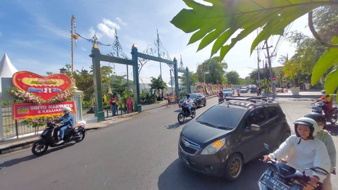 Karang Bunga Penuhi Pura Mangkunegaran Jelang Ngunduh Mantu Kaesang-Erina Besok (1)