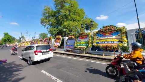 Karang Bunga Penuhi Pura Mangkunegaran Jelang Ngunduh Mantu Kaesang-Erina Besok (2)