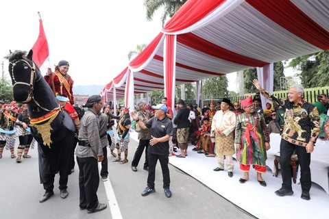 Usai Satukan Raja se-Nusantara, Ganjar Suguhkan Pawai Budaya Kerajaan Ke Warga (1)
