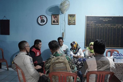 HUT ke-73 Polda Metro, Irjen Fadil Dkk Blusukan ke Lapak Pemulung di Cilandak (1)