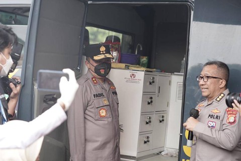 HUT ke-73 Polda Metro, Irjen Fadil Dkk Blusukan ke Lapak Pemulung di Cilandak (2)