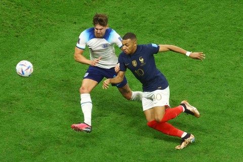 Kylian Mbappe Ngakak Lihat Sepakan Penalti Harry Kane Melambung Jauh (1)