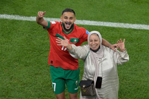 Pemain Maroko Asyik Berdansa dengan Sang Ibu Usai Tekuk Portugal di Piala Dunia (1)