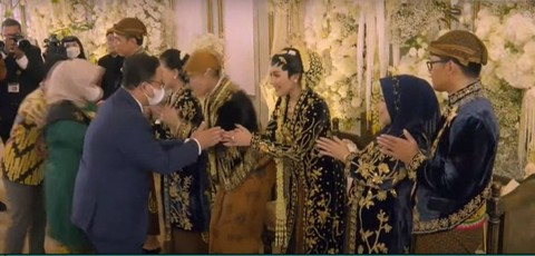Anies Baswedan Hadiri Resepsi Pernikahan Kaesang dan Erina di Solo (2)