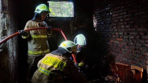 Kebakaran Rumah di Matraman Diduga Akibat Korsleting Listrik, Tak Ada Korban (4)