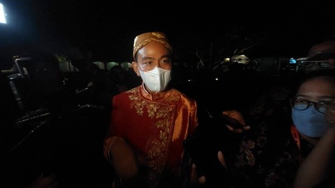 Gibran Digandeng Megawati di Acara Resepsi: Saya Sudah Kayak Cucunya (1)