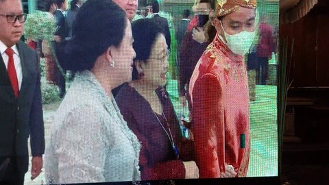 Gibran Digandeng Megawati di Acara Resepsi: Saya Sudah Kayak Cucunya