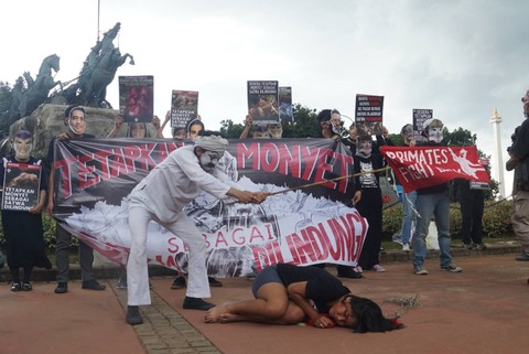 Foto: Aksi Teatrikal Desak Pemerintah Tetapkan Monyet Jadi Satwa Dilindungi